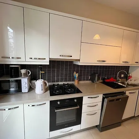 شقة A Cozy Flat Near It All!