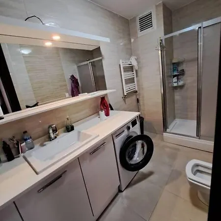 A Cozy Flat Near It All! *